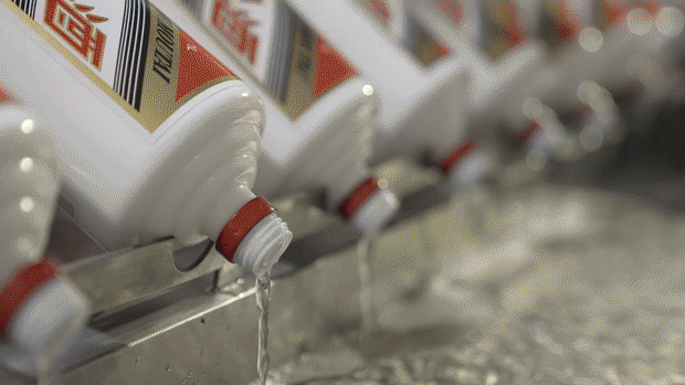 4日晚间，瑞幸咖啡公布“酱香拿铁”原料分娩现场的视频。 