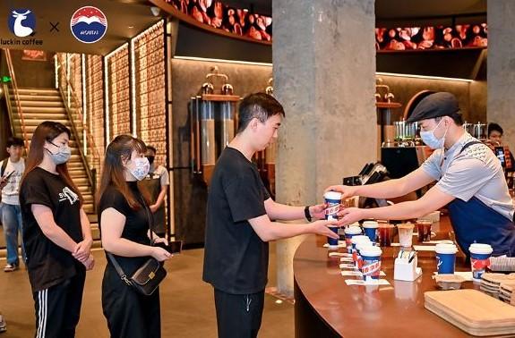 破费者列队购买联名“酱香拿铁”。 截图自贵州茅台集团官网。